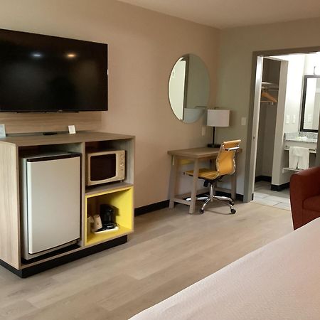 Days Inn By Wyndham Kingdom City Buitenkant foto