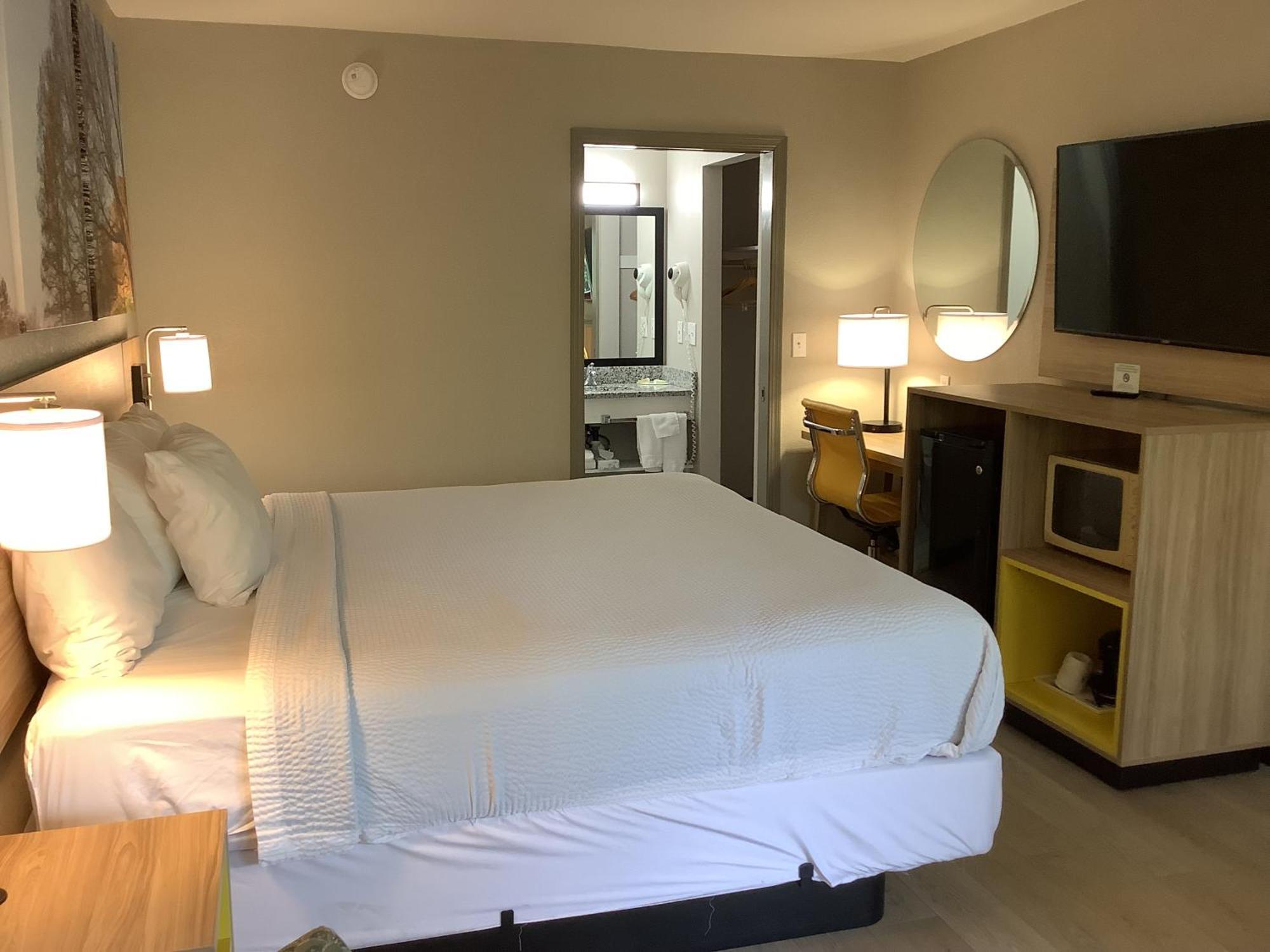 Days Inn By Wyndham Kingdom City Buitenkant foto