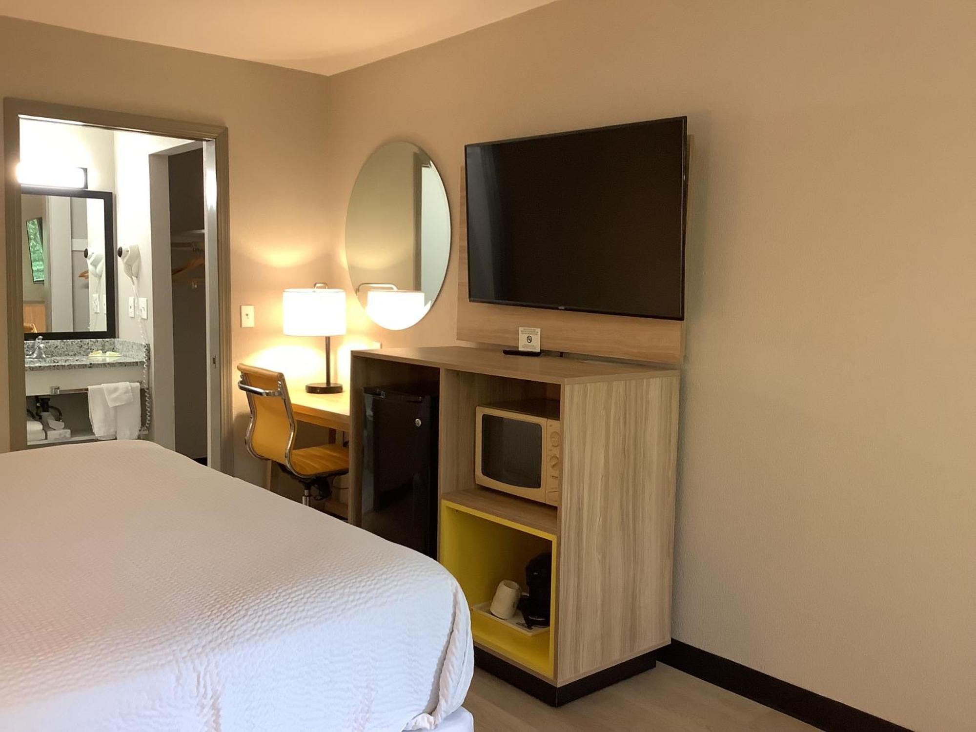Days Inn By Wyndham Kingdom City Buitenkant foto