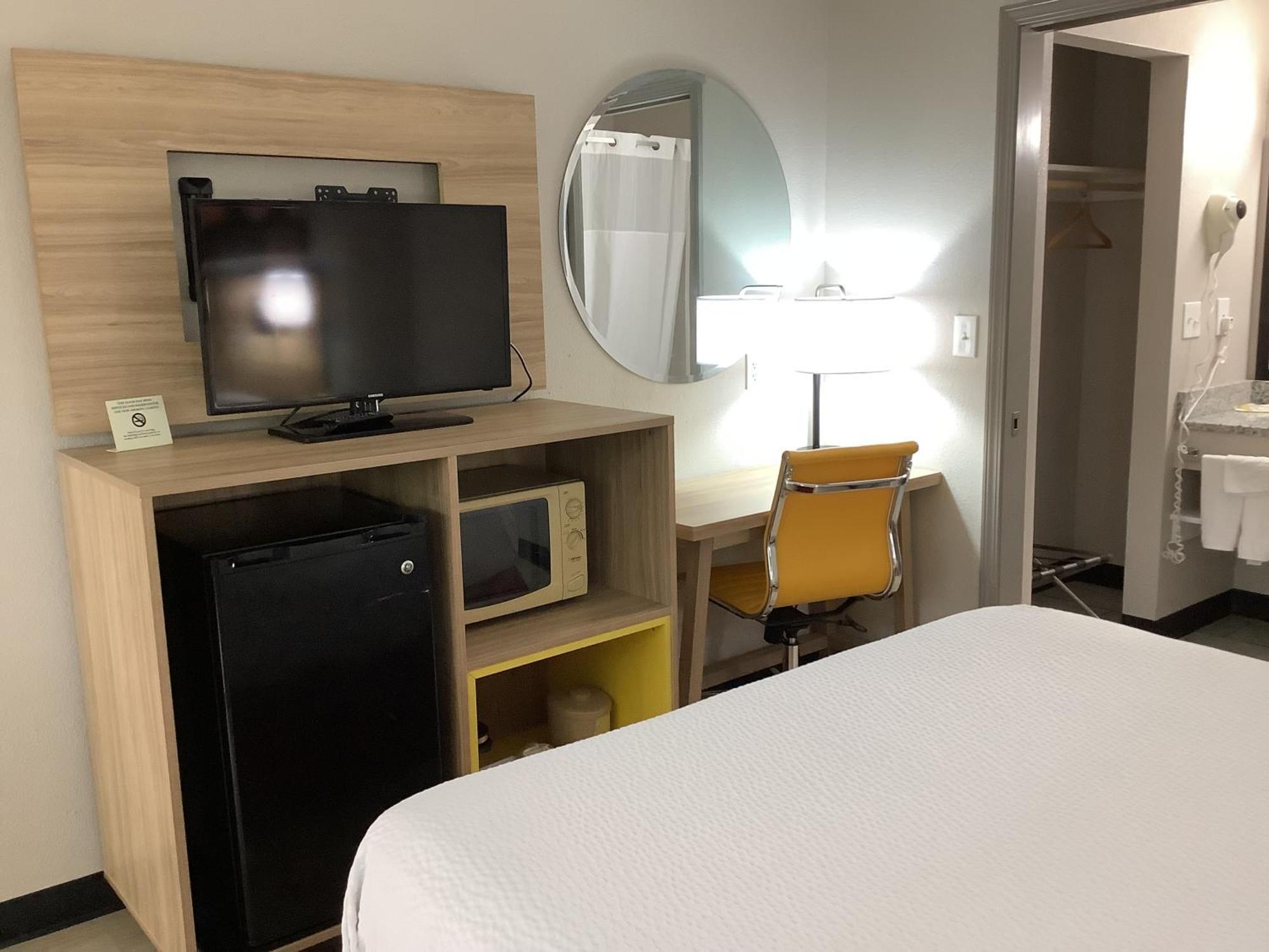 Days Inn By Wyndham Kingdom City Buitenkant foto