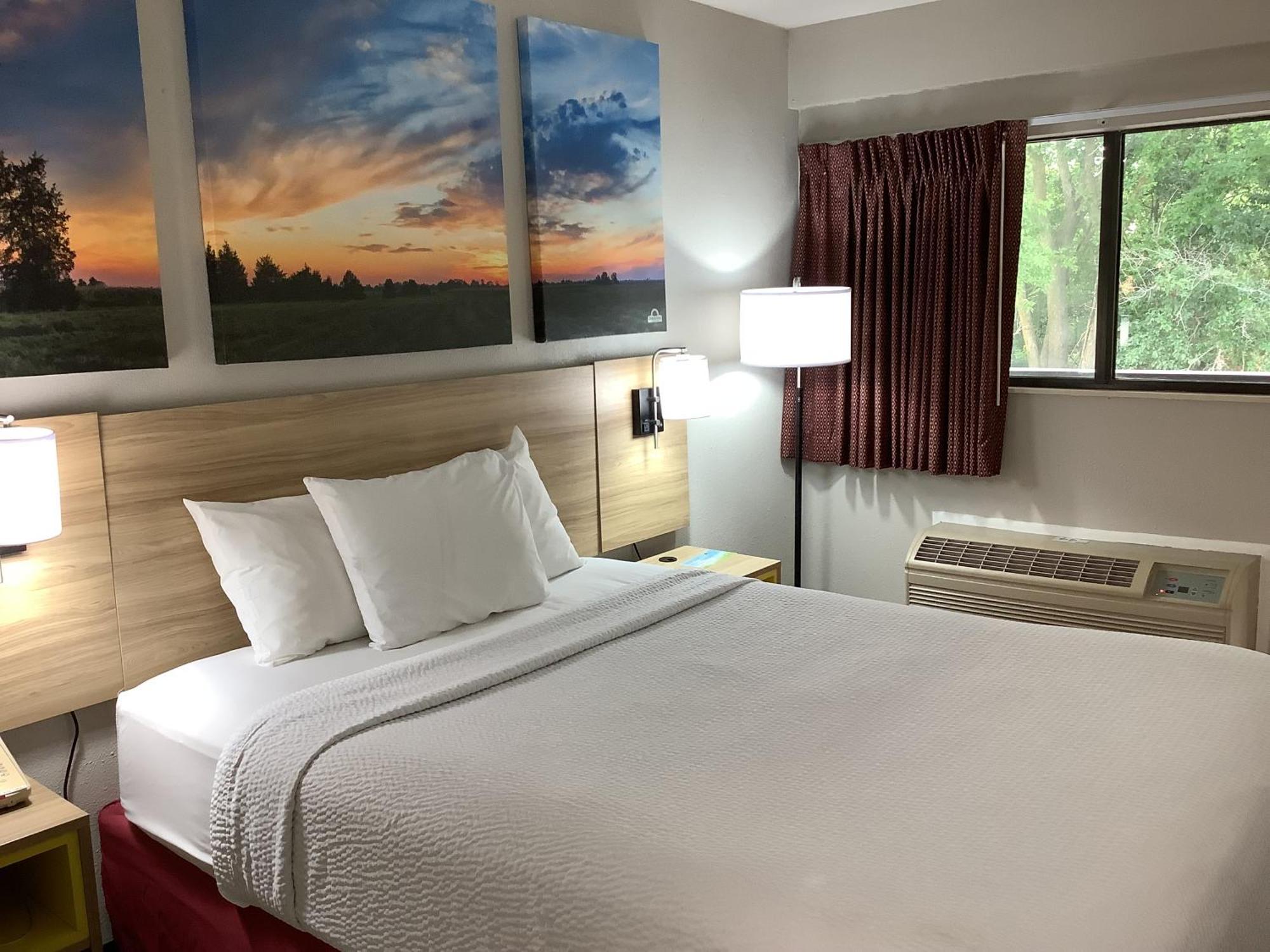 Days Inn By Wyndham Kingdom City Buitenkant foto