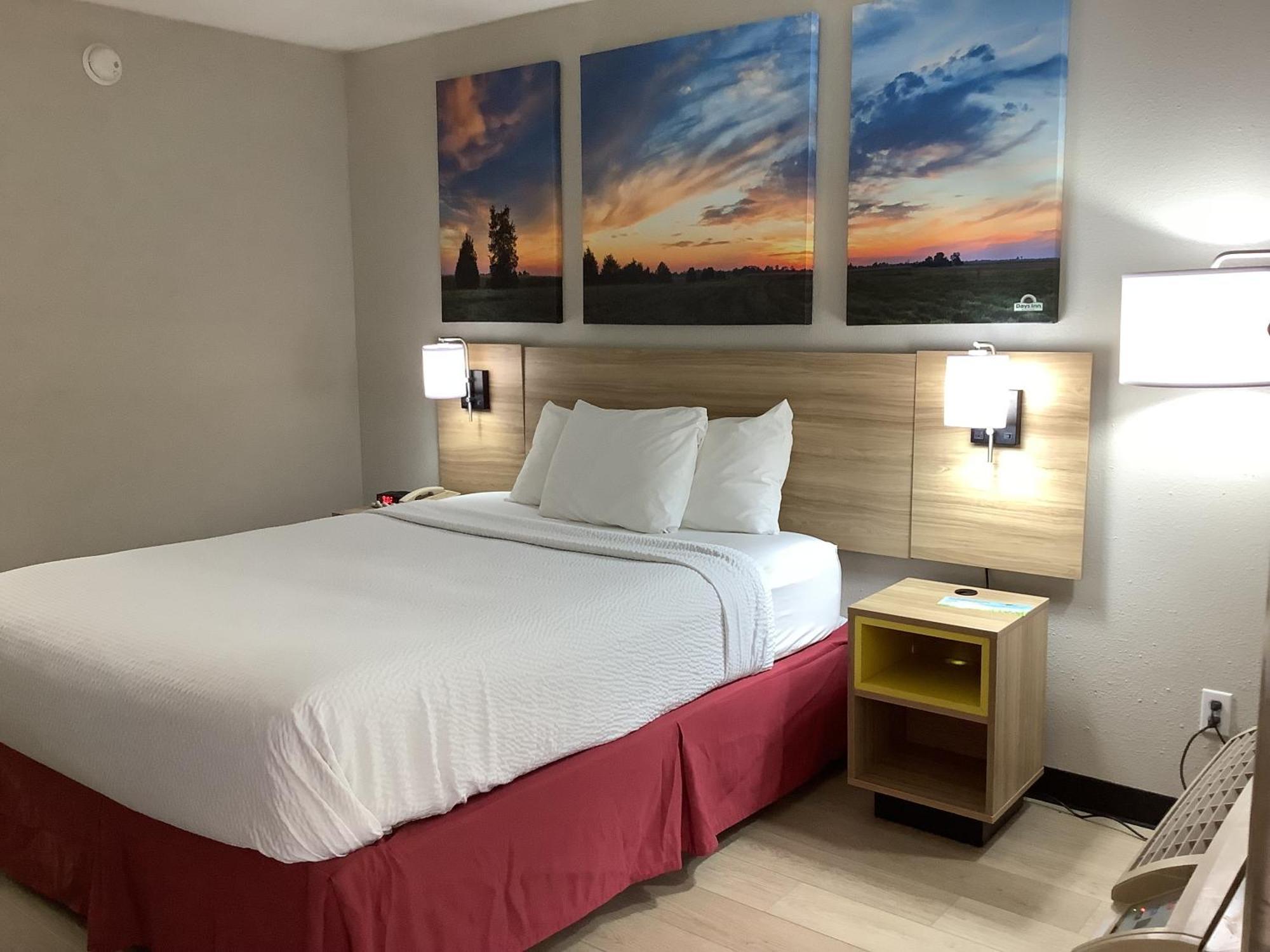 Days Inn By Wyndham Kingdom City Buitenkant foto