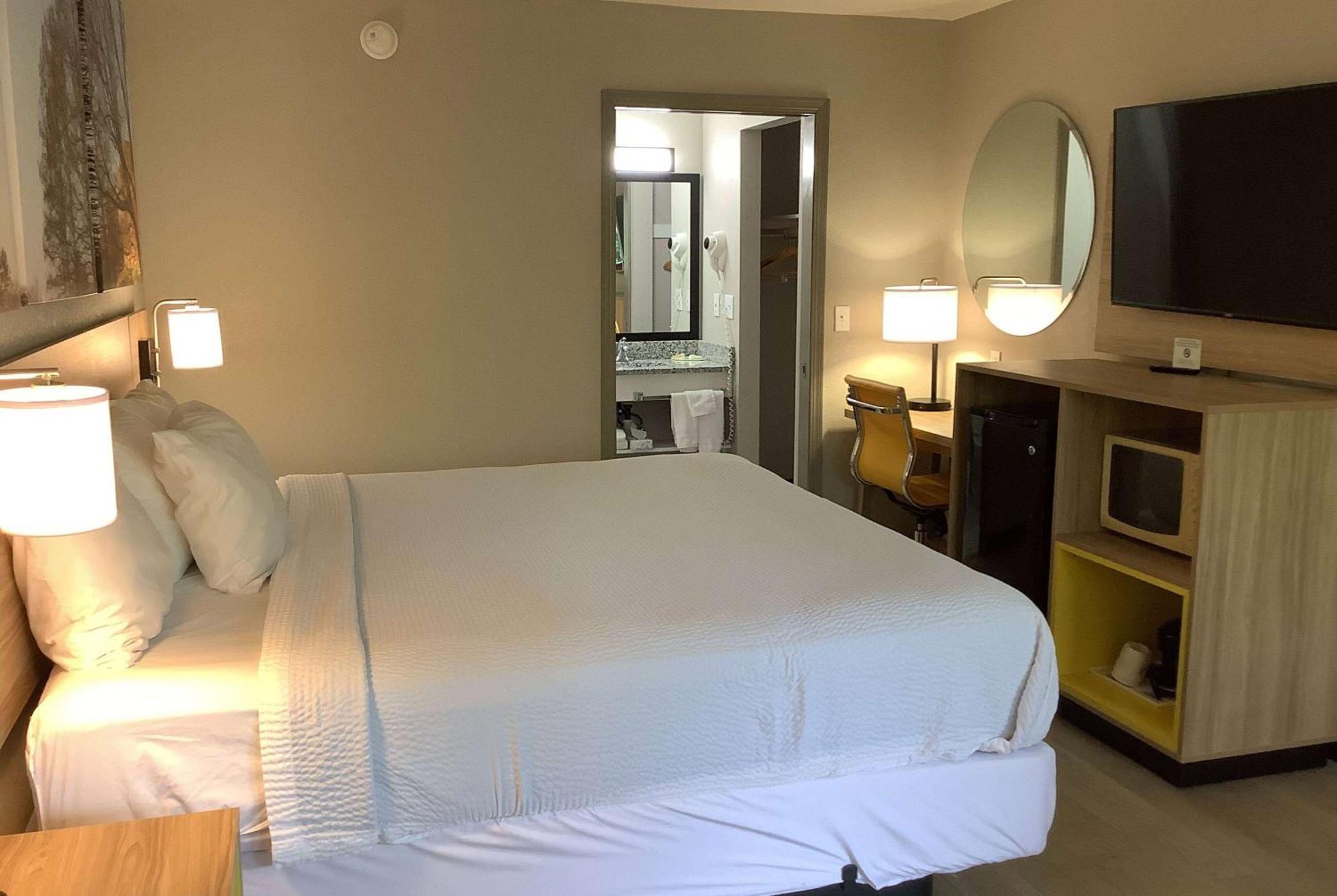 Days Inn By Wyndham Kingdom City Buitenkant foto