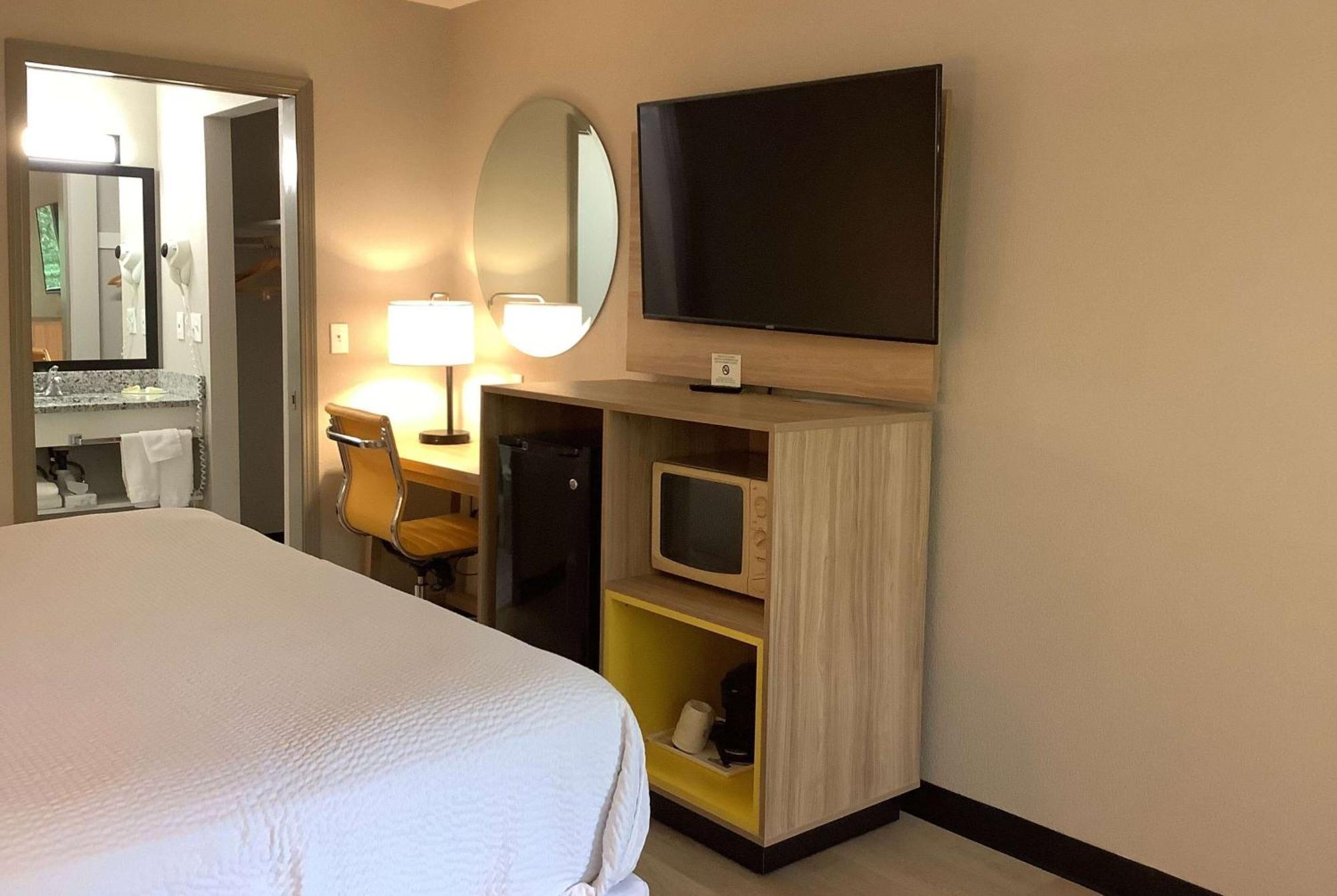 Days Inn By Wyndham Kingdom City Buitenkant foto