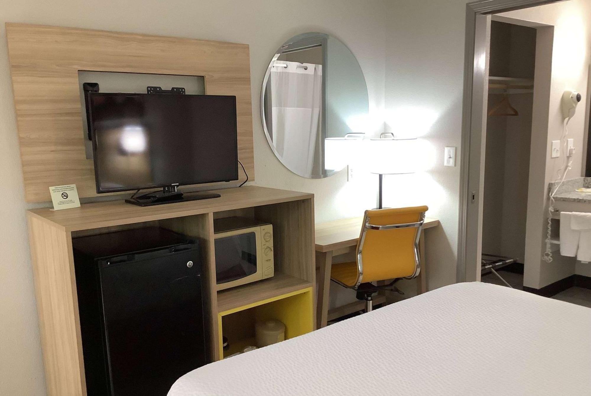 Days Inn By Wyndham Kingdom City Buitenkant foto