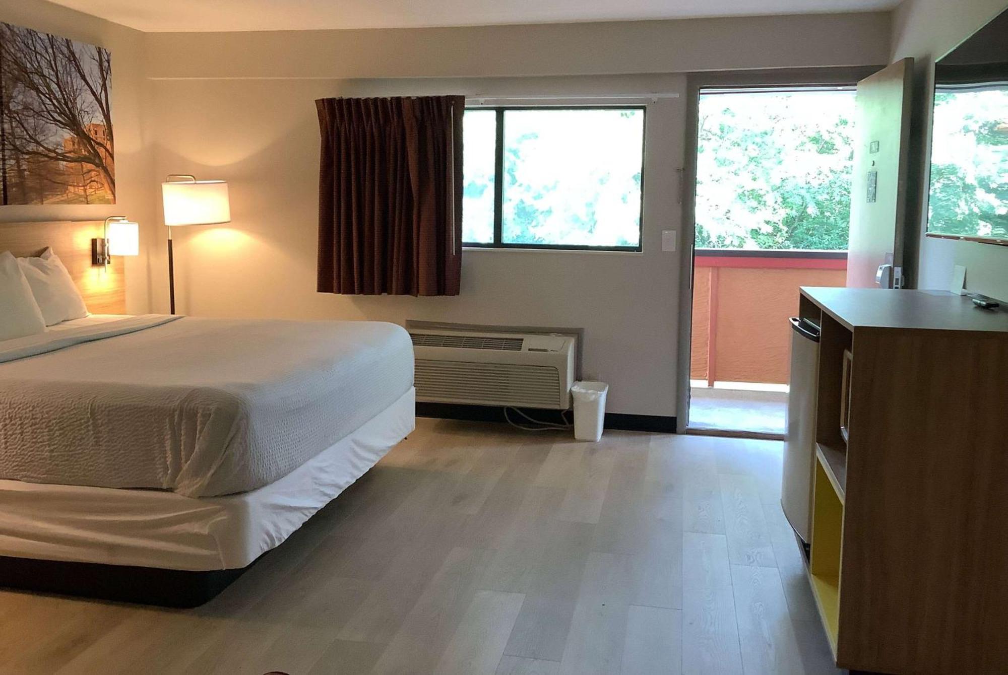 Days Inn By Wyndham Kingdom City Buitenkant foto