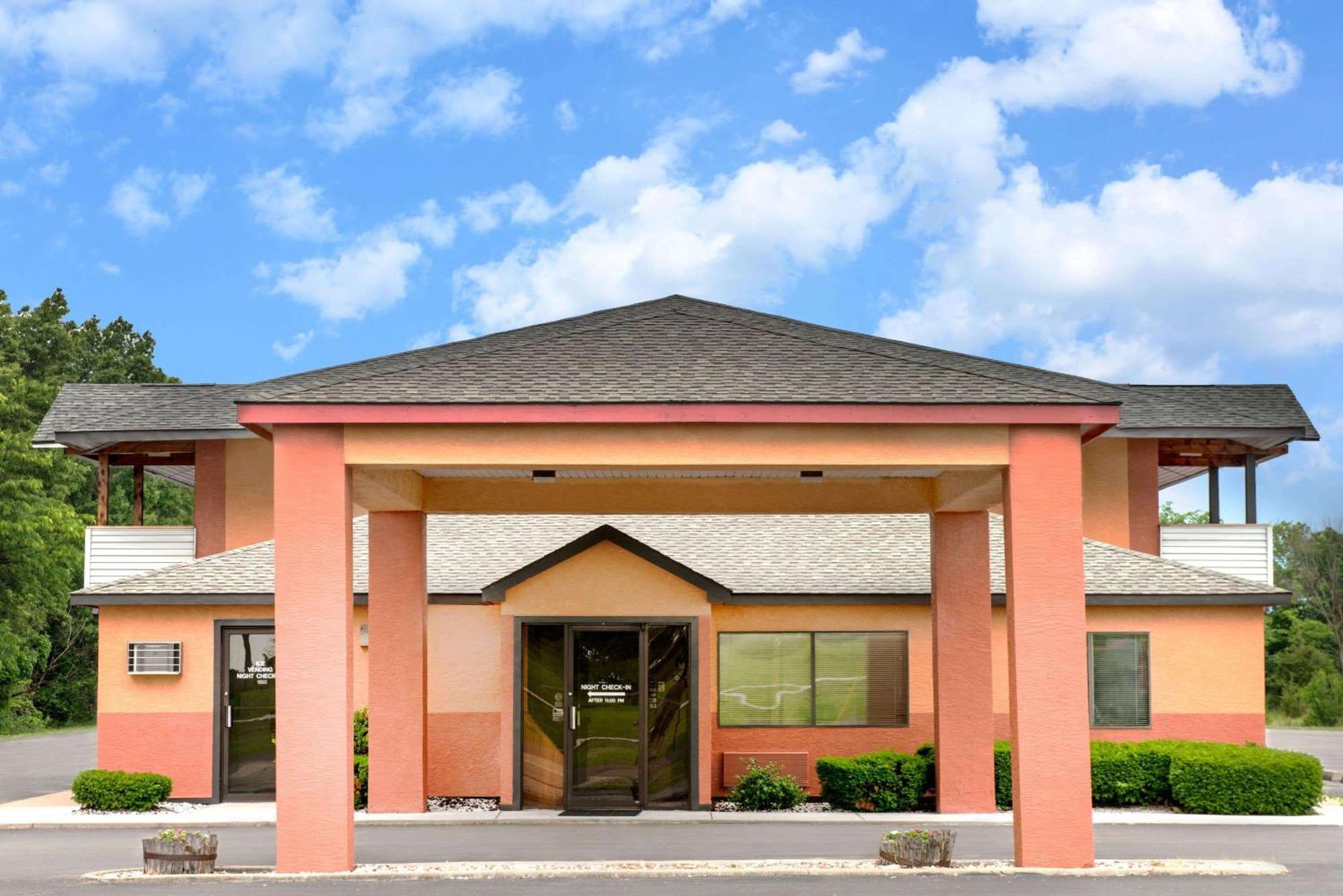 Days Inn By Wyndham Kingdom City Buitenkant foto