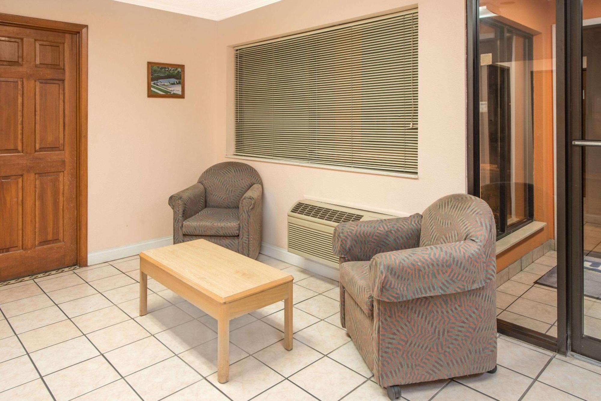 Days Inn By Wyndham Kingdom City Buitenkant foto
