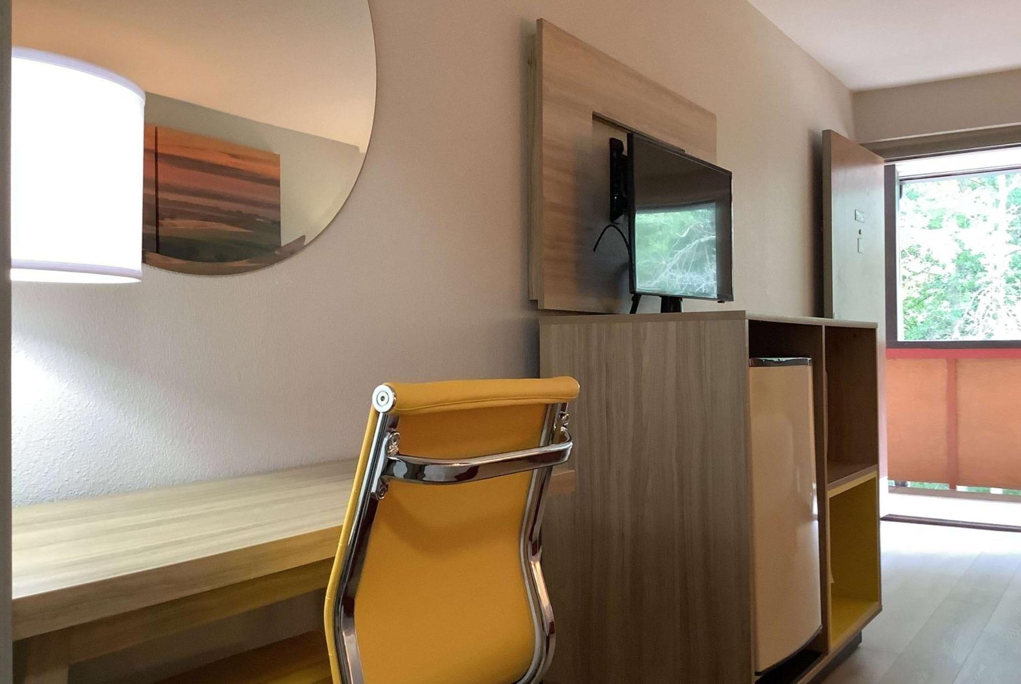 Days Inn By Wyndham Kingdom City Buitenkant foto